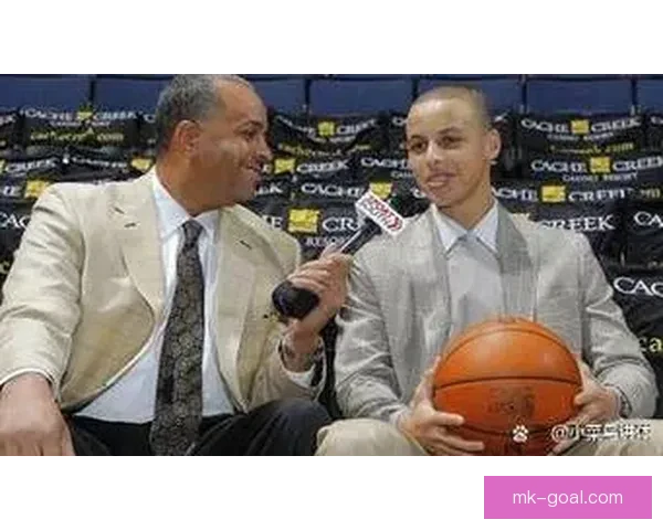 戴尔库里黄蜂30号球衣退役 塞斯发言祝贺父亲成就